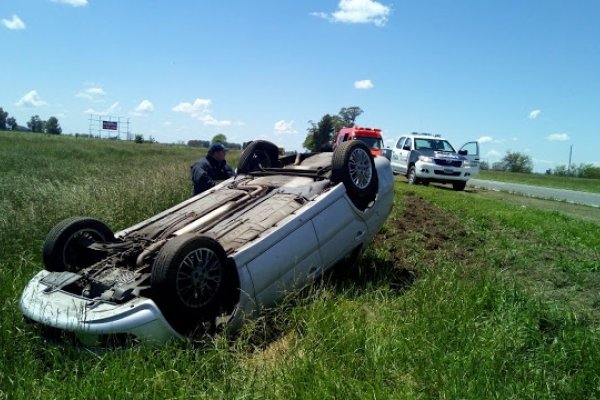 Un conductor pierde el control de su automóvil y vuelca en Ruta N°5