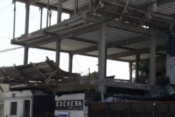 Trabajadores de la construcción recibieron una fuerte descarga eléctrica en una obra