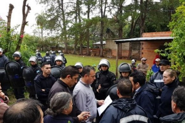 Acceso a Santa Ana: Familia corta ruta por un desalojo