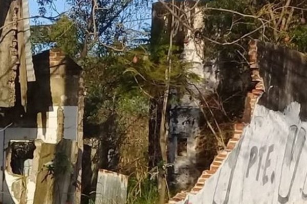 Cayó parte del muro de una escuela en el barrio Apipé