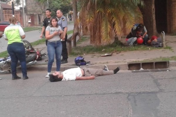 Violento choque de motos deja a dos personas graves