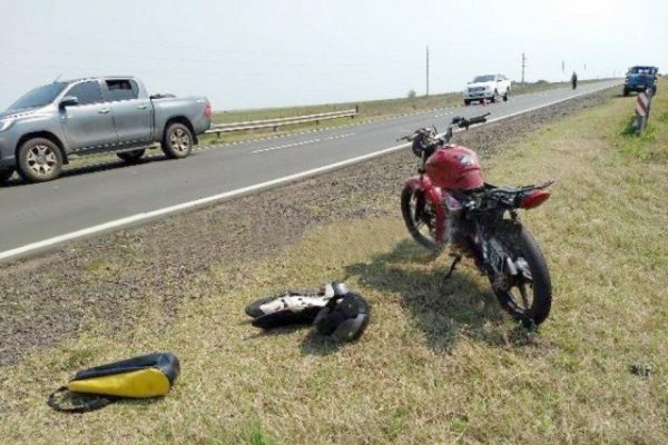 Fuerte choque de un motociclista a un acoplado