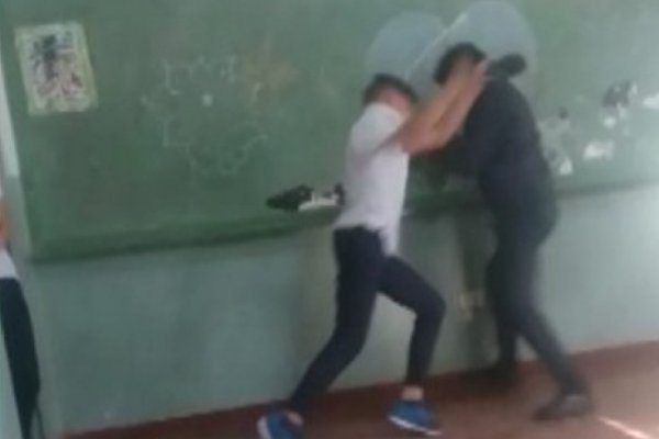 Lamentable: Alumnos a las trompadas en la escuela
