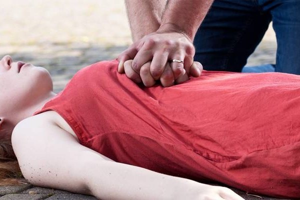 Policías salvaron la vida de una mujer con el método de RCP