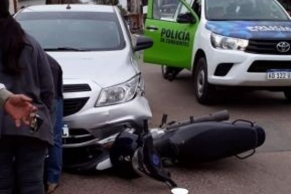 B° Laguna Seca: tres adolescentes en moto chocaron contra un auto