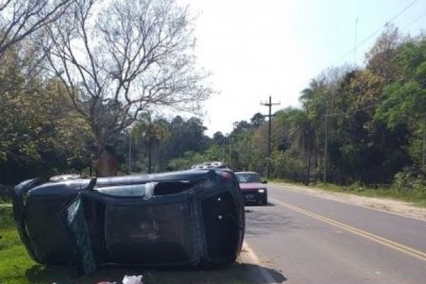 Un automóvil volcó en la ruta a Santa Ana