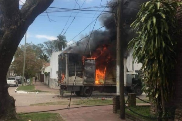 Esquina: un camión se prendió fuego al cortar cables en una de las calles