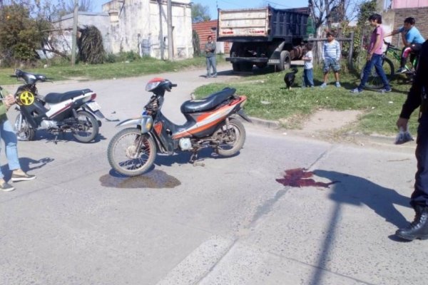 Fuerte choque entre dos motociclistas