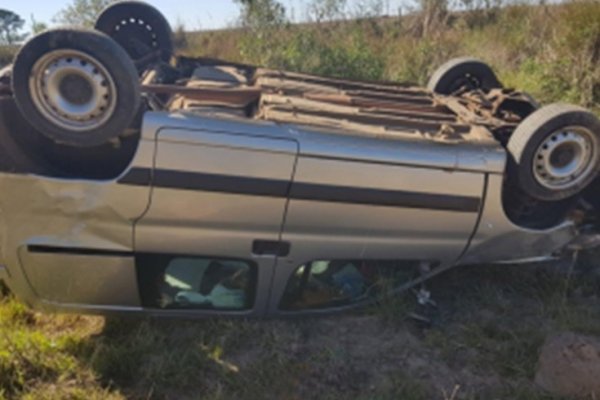 Despiste y vuelco de una camioneta en el Iberá