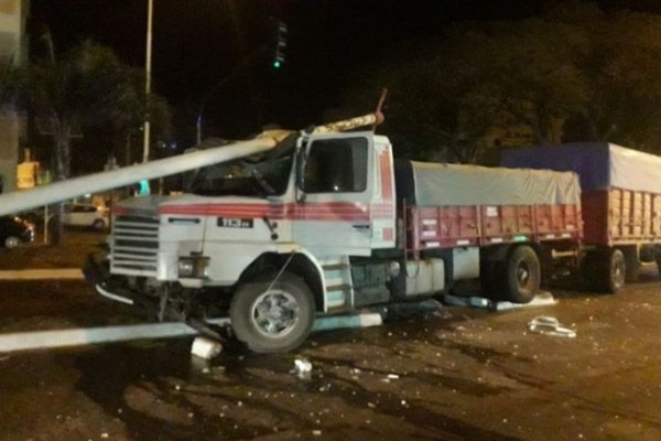 Camión esquivó a una moto y chocó contra un poste de luz