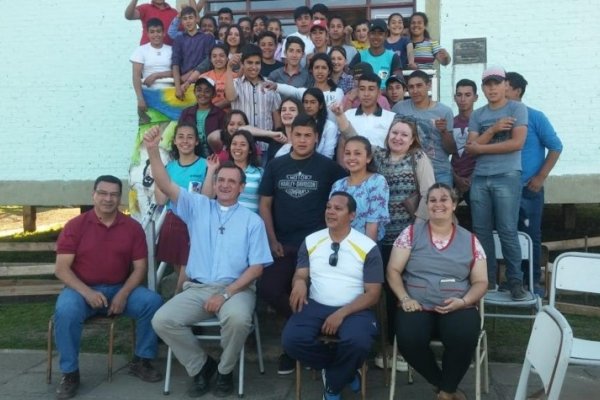Monseñor Canecin con jóvenes y docentes de paraje Stella Maris