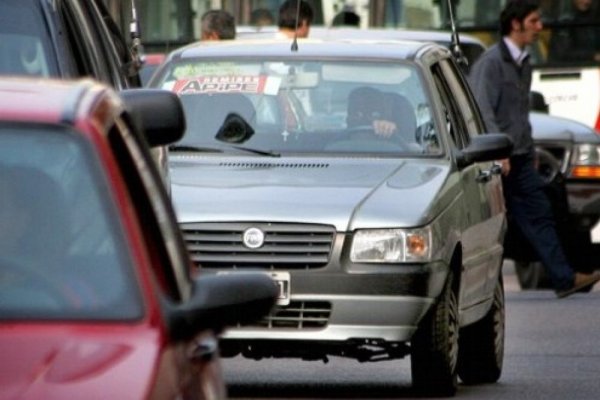 Se hizo pasar por un pasajero y asaltó con arma de fuego al remisero