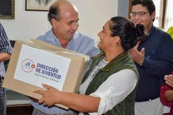 Entrega de becas en Mercedes