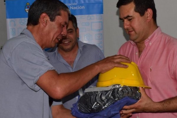 El intendente Irigoyen entregó indumentaria para alumnos del curso de instalación de gas natural