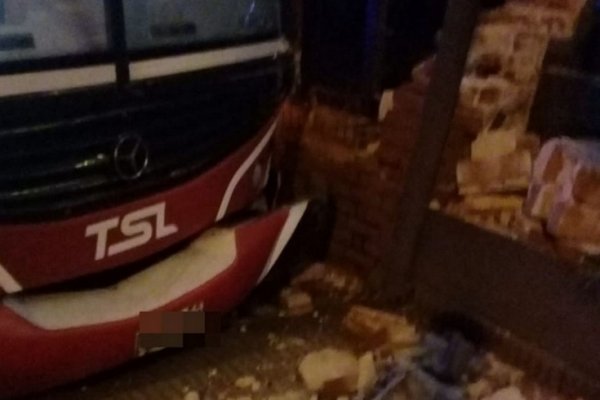 Colectivo perdió el control y terminó impactando contra un edificio céntrico