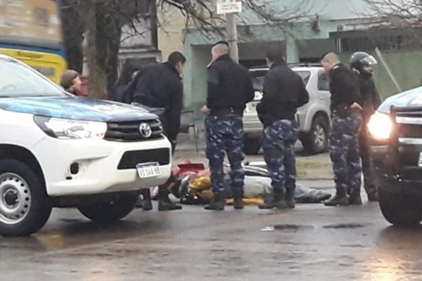 Motociclista herido al chocar contra un auto