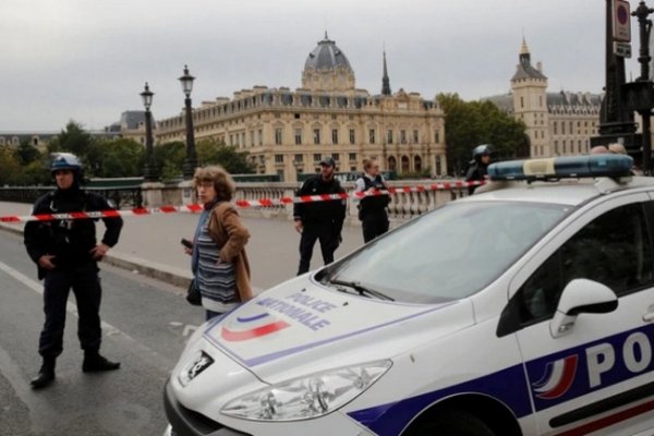 Un hombre asesinó a cuchillazos a cuatro oficiales en la sede central de la policía de París