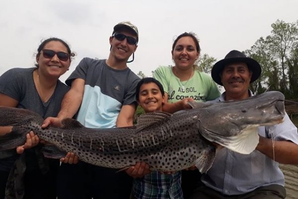 Esquina: turistas capturan más surubíes