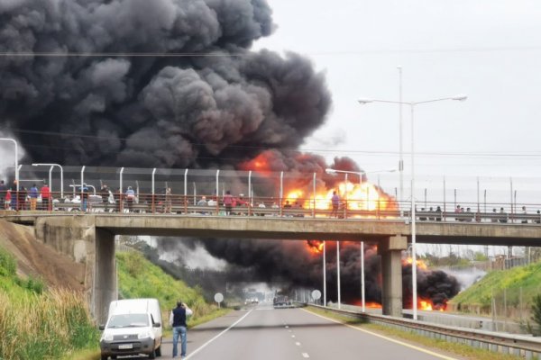 Acceso a Mocoretá: un camión cargado de combustible se incendió sobre la Autovía