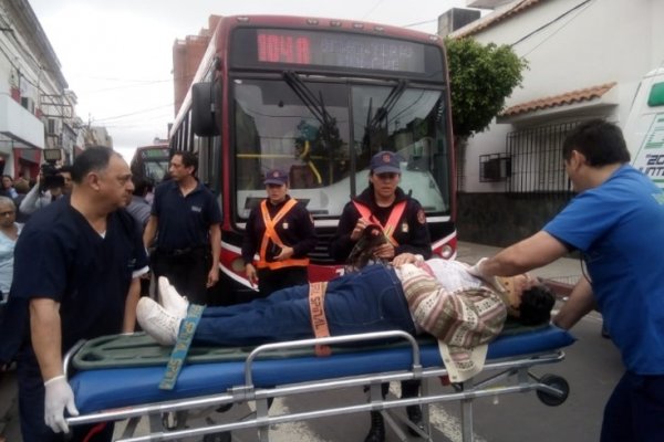 Pasajera resultó herida tras brusca frenada de un colectivo urbano