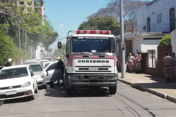 Un auto se incendió en pleno centro capitalino