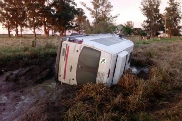 Combi despistó y volcó cerca de Bella Vista