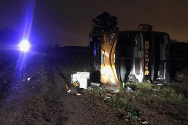 Tres muertos y 35 heridos al volcar un micro de larga distancia