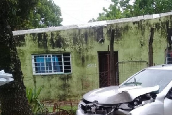 Conductor alcoholizado perdió el control y chocó contra un árbol
