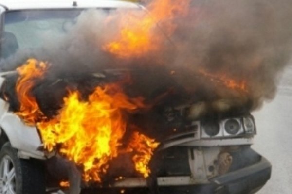 Misterioso incendio de un auto