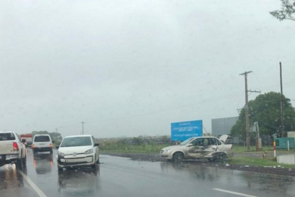 Intensa lluvia provocó fuerte choque entre dos vehículos en Ruta 12