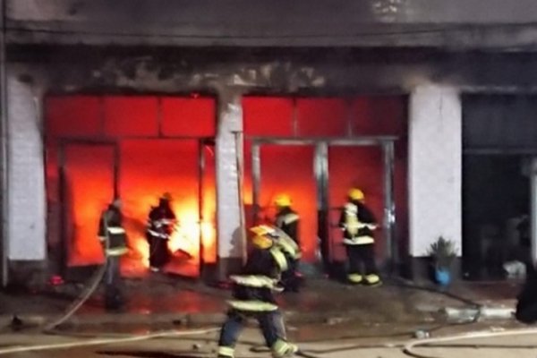 Incendio de gran magnitud se desató en un autoservicio de Alvear