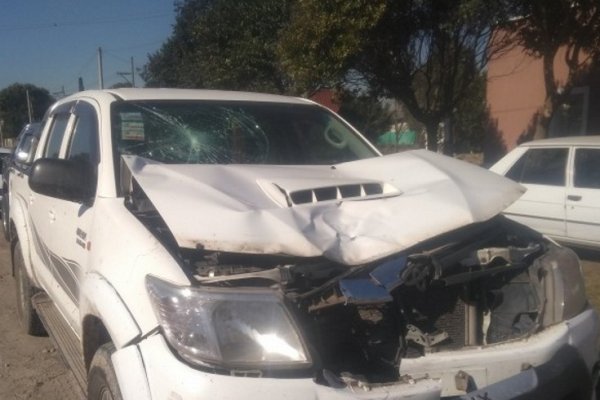 Bajó del colectivo, fue embestido por una camioneta y murió