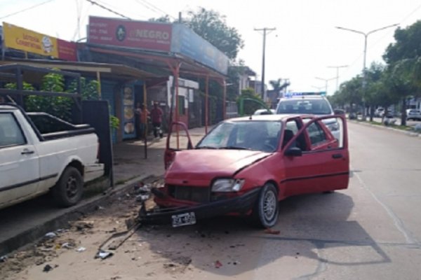 Automovilista chocó y arrastró a una camioneta estacionada