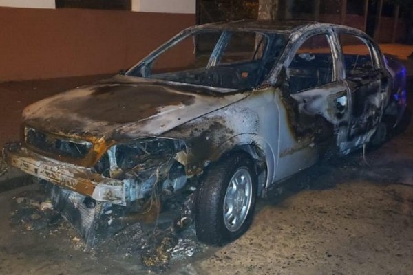 Investigan incendio de un auto
