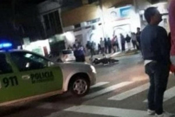Esquina: Un hombre deja a su mujer e hijo abandonados después de chocar en su moto