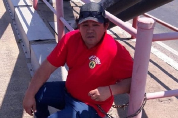 En señal de protesta, un hombre se encadenó en el puente General Belgrano