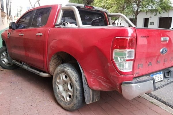 Camioneta terminó entre una pared y un árbol al ser chocada por un auto