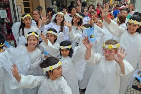 Ángeles Somos: salen hoy a las calles a buscar golosinas