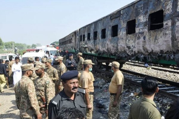 Al menos 65 muertos por la explosión de una garrafa de gas en un tren en Pakistán