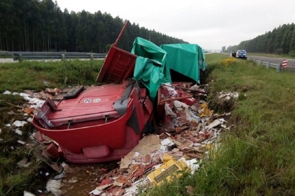 Tras el despiste de un camión, dos correntinos sufrieron graves heridas y fueron hospitalizados