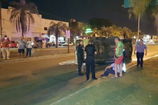 Impactante choque y vuelco de una ambulancia en Av. Independencia