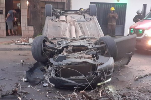 Conductor chocó contra un árbol y volcó en el barrio San Martín