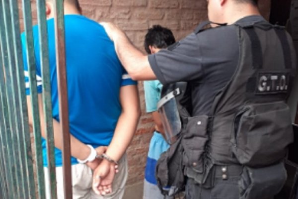 Iban a allanar su casa por robo y lo sorprendieron vendiendo droga