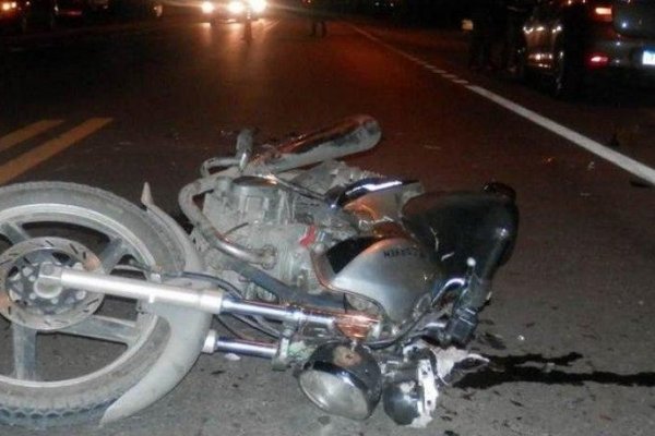 Fuerte choque dejó a un motociclista en grave estado