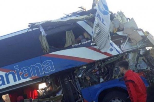 Choque entre un colectivo y un camión en Gualeguaychú: cuatro muertos y decenas de heridos
