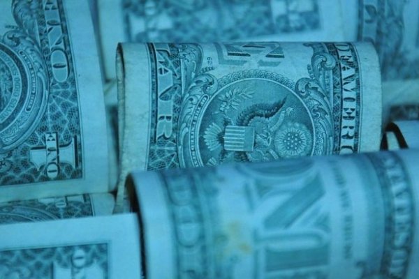 Dólar blue ahora: el billete paralelo cae y brecha con el oficial se achica al 2,3%