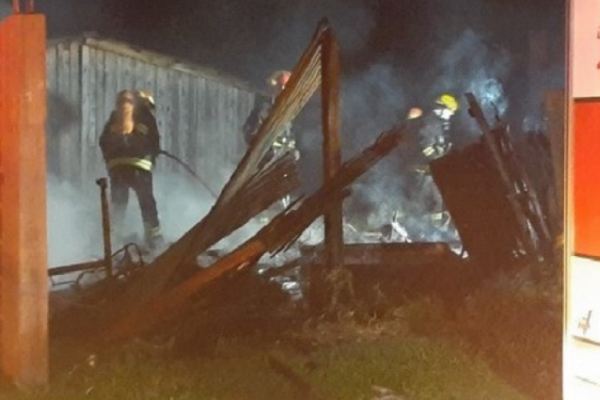 Impactante incendio: Un joven fue rescatado por su madre y su hermana