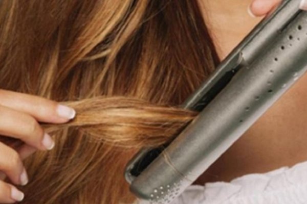 Una joven de 17 años murió electrocutada al intentar usar una planchita de pelo