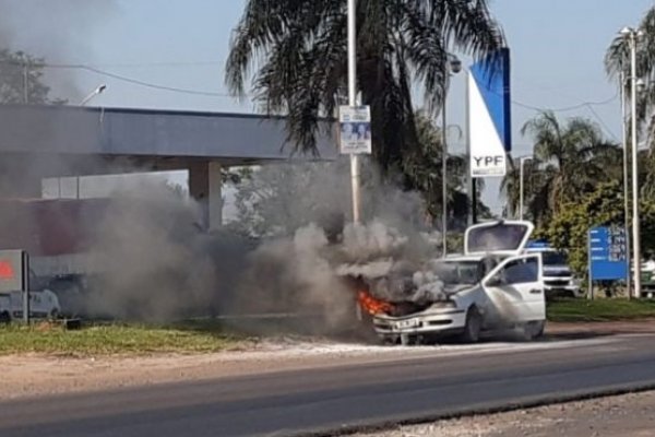 Corrientes: Un automóvil se prendió fuego frente a una estación de servicio