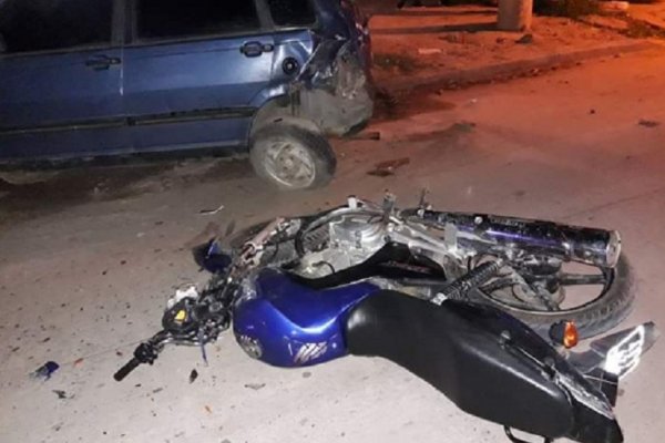 Motociclista giró su cabeza para saludar a unos amigos y chocó contra un auto estacionado